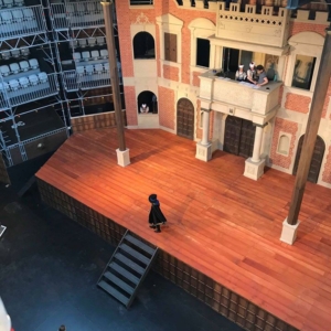 Globe-pop-up-theatre-7